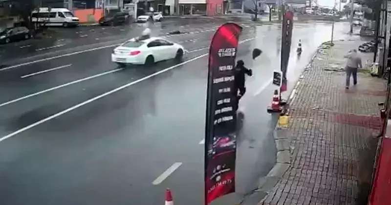 Avcılar da alışverişten dönen yayaya otomobil çarptı; kaza anı kamerada