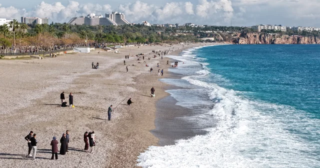 Yağmur sonrası Konyaaltı Sahili nde balık mesaisi Antalya Haberleri