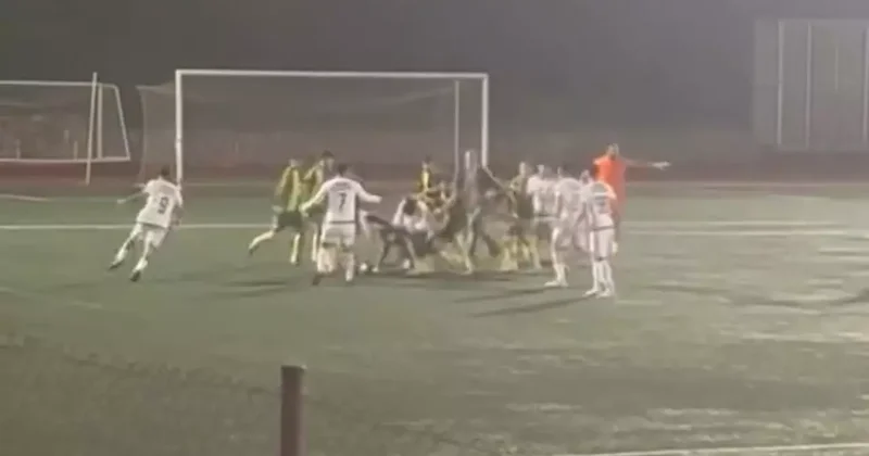 Futbolcular birbirlerini acımasızca dövdü: Kavga saniye saniye kaydedildi