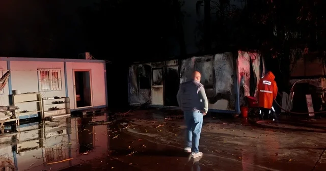 Yıldırım yangına sebep oldu konteyner küle döndü Antalya Haberleri