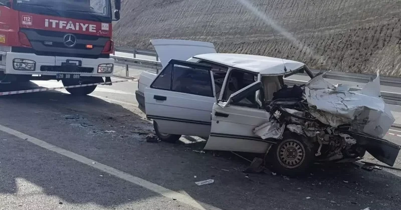 Kamyona arkadan çarpan araç hurdaya döndü: 1 ölü 1 yaralı