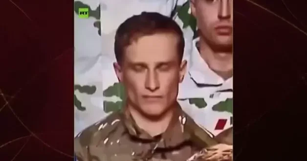 Macron un arkasındaki Fransız askerin görüntüsü dikkat çekti