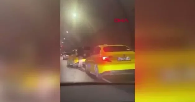 Taksici ile motosiklet sürücüsü kavgasında kan aktı