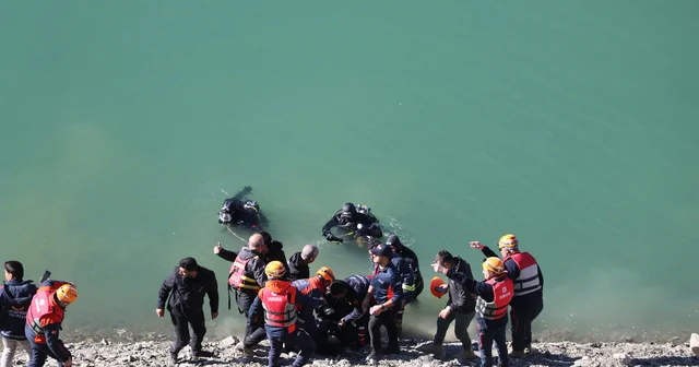 Otomobil baraj gölüne yuvarlandı; 2 kişi öldü, 1 kişi aranıyor (2) Van Haberleri