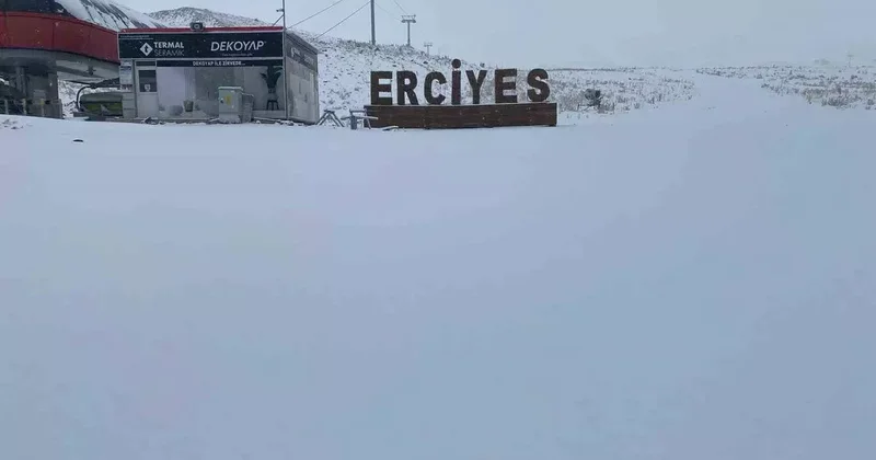 Erciyes güne beyaz örtüyle uyandı