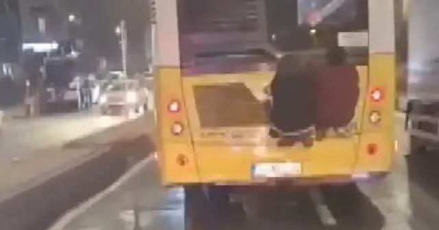 Üsküdar’da çocukların İETT otobüsünün arkasındaki tehlikeli yolculuğu kamerada VİDEO İZLE