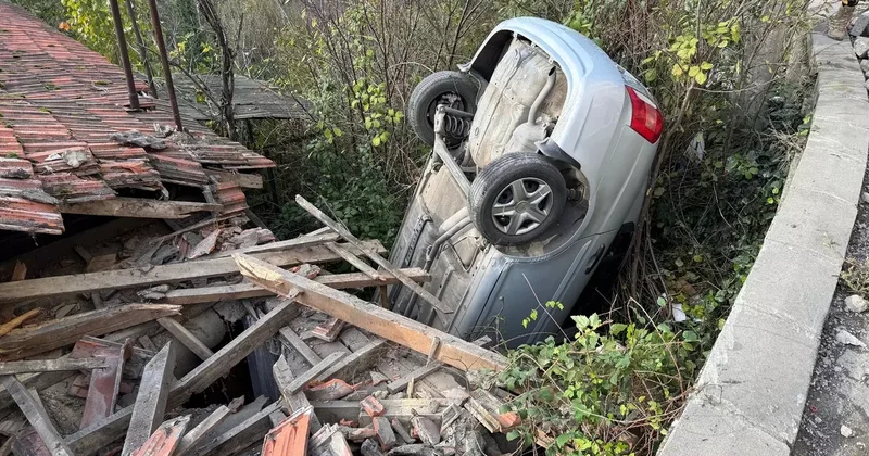 Zonguldak ta evin çatısına otomobil düştü: Araçtakiler kazadan yara almadan kurtuldu