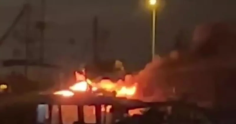 Antalya da düşen yıldırım 3 tekneyi küle çevirdi