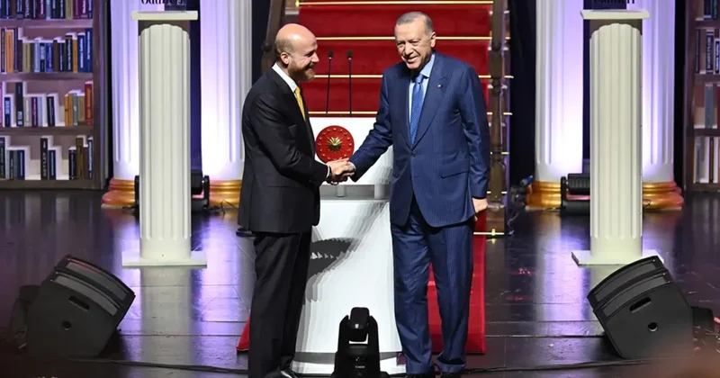 Sahnede duygusal anlar! Bilal Erdoğan babasıyla önce tokalaştı sonra...