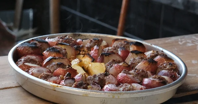 Gazianteplilerin doğal antibiyotiği soğan kebabı Gaziantep te vazgeçilmez kış lezzeti soğan kebabına havaların soğumasıyla talep arttı Gaziantep Haberleri