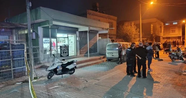 Berberdeki silahlı çatışmada 1 kişi hayatını kaybetti Adana da dün gece berberde çıkan çatışmada 3 ü ağır 7 kişi yaralanmıştı: Yaralılardan biri kurtarılamadı Adana Haberleri