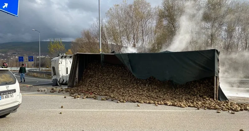 Çankırı da pancar yüklü tır devrildi: Sürücü ağır yaralandı