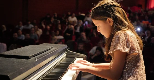 Küçük piyanistler hünerlerini sergiledi Küçük piyanistler verdiği konserle orman yangınlarına karşı farkındalık mesajları verdi Bilecik Haberleri