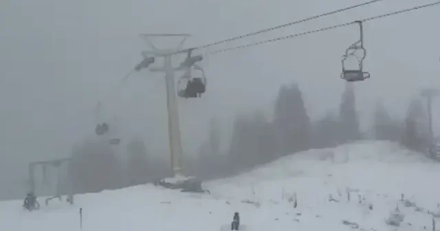 Türkiye nin önemli kış turizm merkezinde kar yağışı: Uludağ beyaza büründü VİDEO İZLE