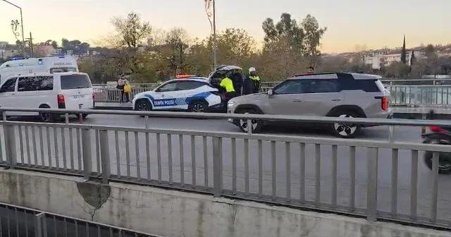 Manavgat Köprüsü nde devrilerek otomobile çarpan motosikletli yaralandı Antalya Haberleri