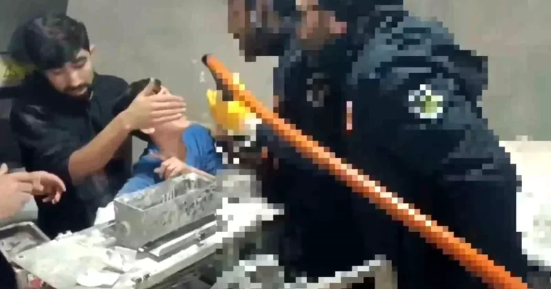 Şanlıurfa da Çocuk Hamur Makinesine Sıkıştı