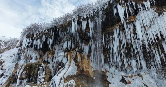 Dipsizgöl Şelalesi nde kış güzelliği; dev sarkıtlar oluştu Sivas Haberleri