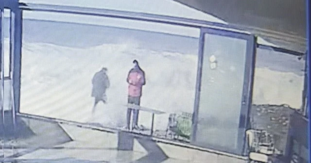 Dev dalgaları görüntülemek isterken az kalsın dalgalara kapılıyordu Artvin Haberleri