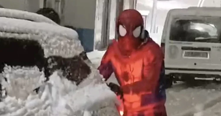 Hikaye değil gerçek kahraman: Karlı yolda sürücülere Örümcek Adam sürprizi