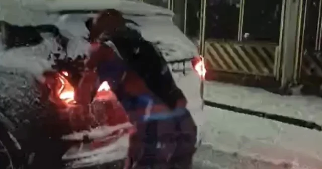 Karda mahsur kalan sürücünün yardımına Örümcek Adam yetişti Bitlis Haberleri