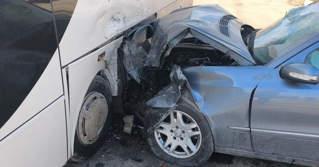 Kütahya da otomobil park halindeki işçi servisine çarptı: 2 yaralı Kütahya Haberleri