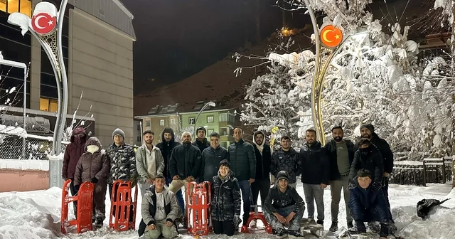 Çatak ta çocuklar kar katilini eğlenceye dönüştürdü Van Haberleri