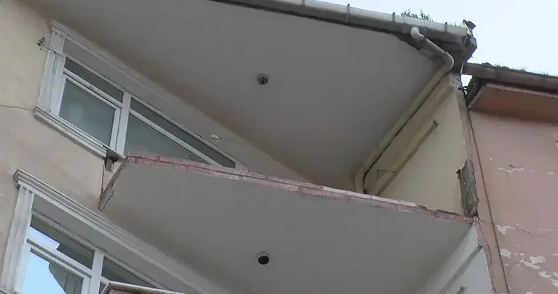 Güngören de binanın balkonundan parçalar koptu, yayalar son anda kurtuldu; olay kamerada