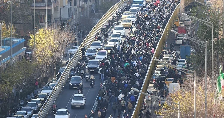 İran da riyal sert düştü: Esnaf kepenk kapattı! Protestolar Tahran merkezine yayıldı