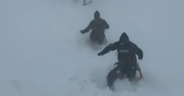 Kar tipi zorluk dinlemediler: Hakkari de elektrik için gece gündüz mesai VİDEO İZLE
