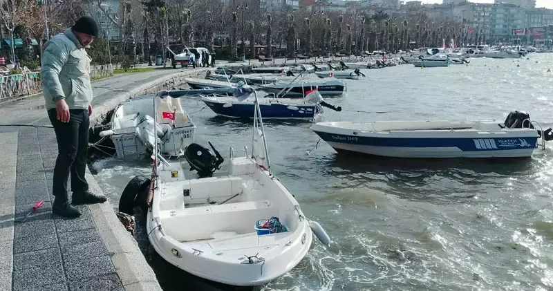 Silivri de kuvvetli rüzgar nedeniyle tekne ve yatlar zarar gördü