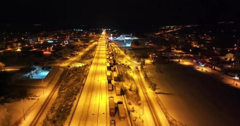 D 100’de kar esareti: Sürücüler saatlerce yolda kaldı