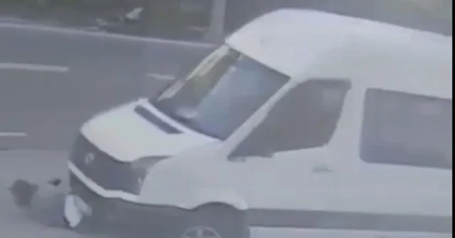 Servis minibüsünün kadına çarpıp, sürüklediği kaza kamerada Trabzon Haberleri