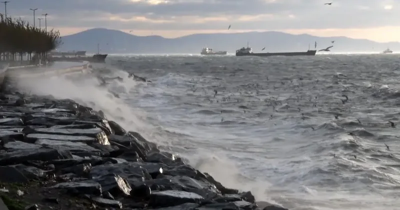 İstanbul’da fırtına etkili oluyor: Dalgalar sahili dövdü