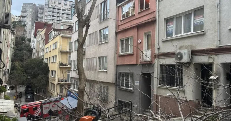 Beyoğlu nda ağacın kırılan dalları binanın üzerine düştü