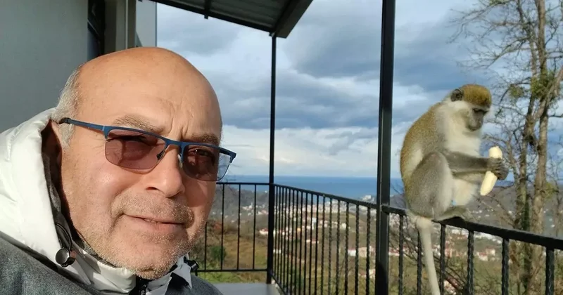 Hayvanat bahçesinden kaçan maymuna balkonunda muz verdi