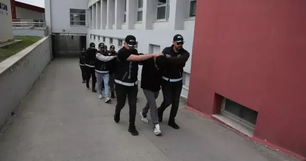 Adana haberleri Yer: Adana! Haraç çetesinin 19 yaşındaki Murat ı öldürdüğü ortaya çıktı 30 Aralık 2025