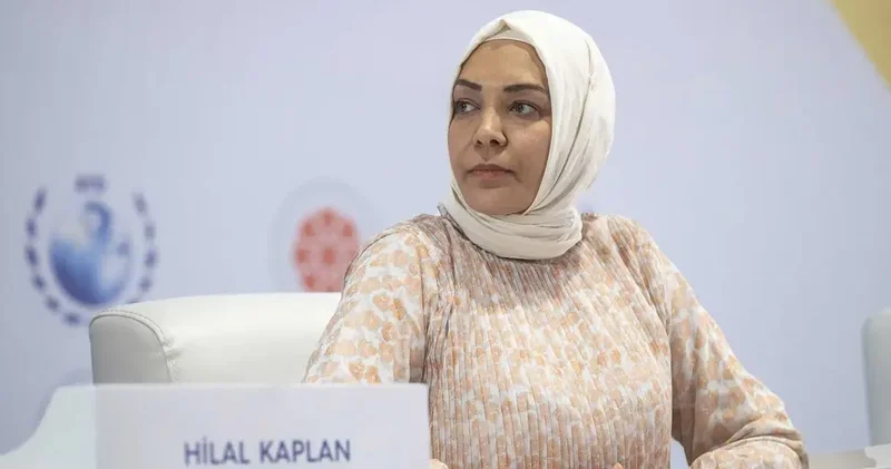 Hilal Kaplan da AKP nin ekran yüzü siyasetçiler olsun tartışmasına dahil oldu