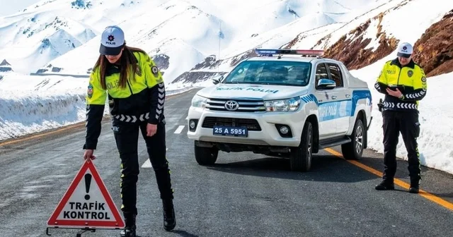 Polisten sürücülere kış, kar ve buz uyarısı Erzurum Haberleri