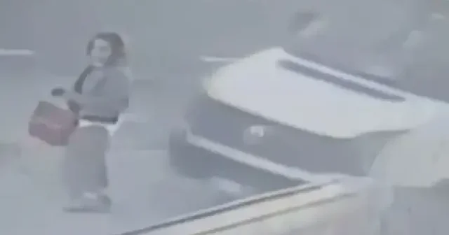 Durakta dolmuş bekleyen kadın dikkatsiz sürücü yüzünden ölümden döndü: Minibüsün altında kalma anı kamerada VİDEO İZLE