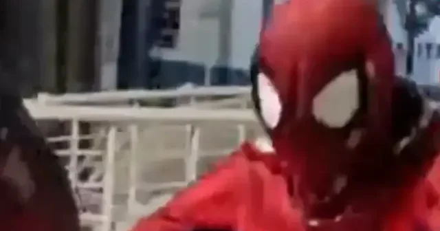 Örümcek Adam kostümüyle yollara düştü: Karda mahsur kalan sürücüye yardım etti VİDEO İZLE