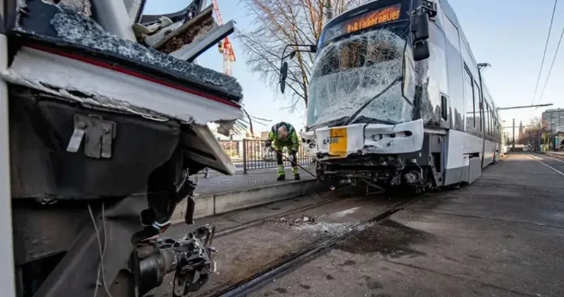 Belçika da iki tramvay çarpıştı