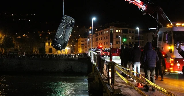 Amasya da kontrolden çıkan otomobil köprüden Yeşilırmak Nehri ne uçtu: 1 ölü, 1 yaralı Amasya Haberleri