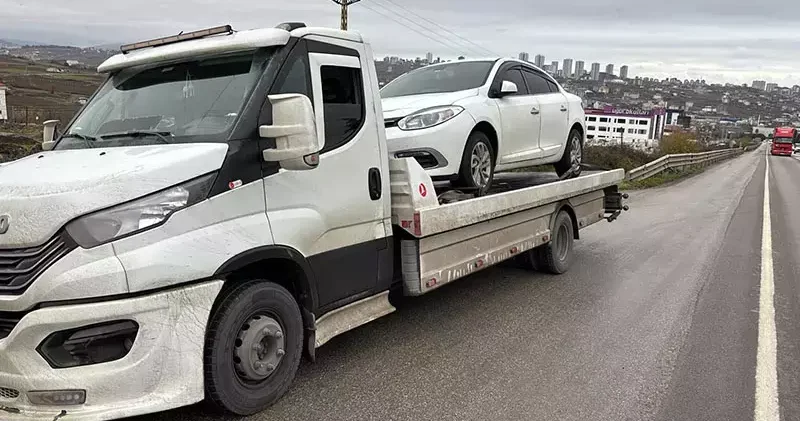 Oto kurtarıcıdaki otomobilde uyuşturucu hap ele geçirildi; 3 tutuklama