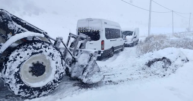 Şırnak ta karda mahsur kalanlar için belediye ekipleri seferber oldu Şırnak Haberleri