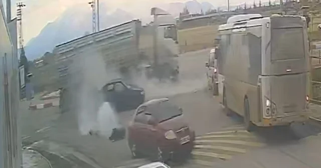 Karaman da kamyon otomobile çarptı: 2 yaralı Kazada otomobilin LPG tankı yerinden çıkarak yola fırladı Karaman Haberleri