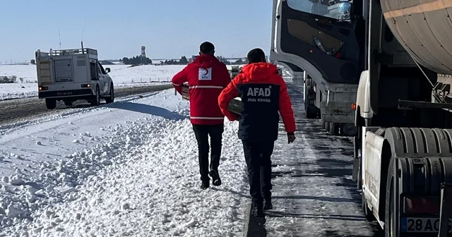 Cizre Kızılay dan yolda kalan tır şoförlerine sıcak destek Şırnak Haberleri