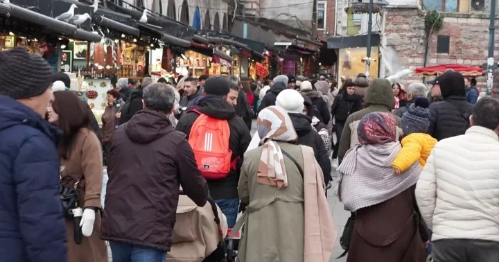 Yeni yıla bir gün kala Eminönü nde alışveriş yoğunluğu