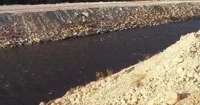3 milyonluk ceza caydırmadı: Göksu Nehri nde turkuaz yerini siyaha bıraktı