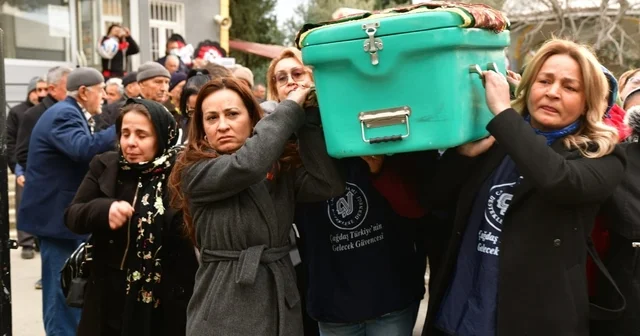 Eşi tarafından öldürülen kadının tabutunu kadınlar taşıdı Boşanma isteği ölümle biten kadın gözyaşlarıyla uğurlandı Alaşehir de cinayete kurban giden kadın son yolculuğuna uğurlandı Manisa Haberleri