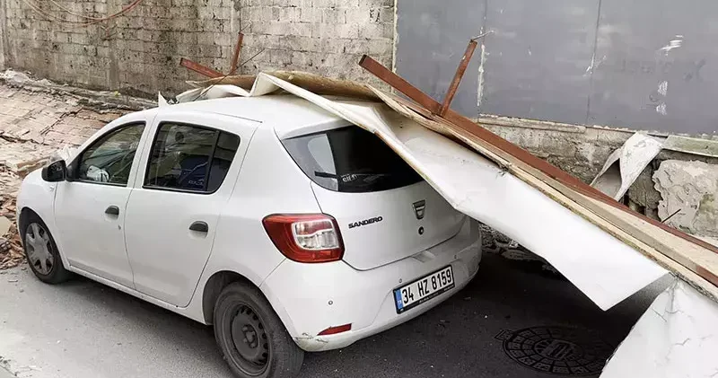 Maltepe de şantiye duvarı otomobilin üzerine yıkıldı